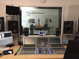 Im Hörfunk-Studio.